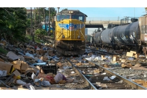 美國運輸快遞的火車遭搶劫，大量包裹丟失